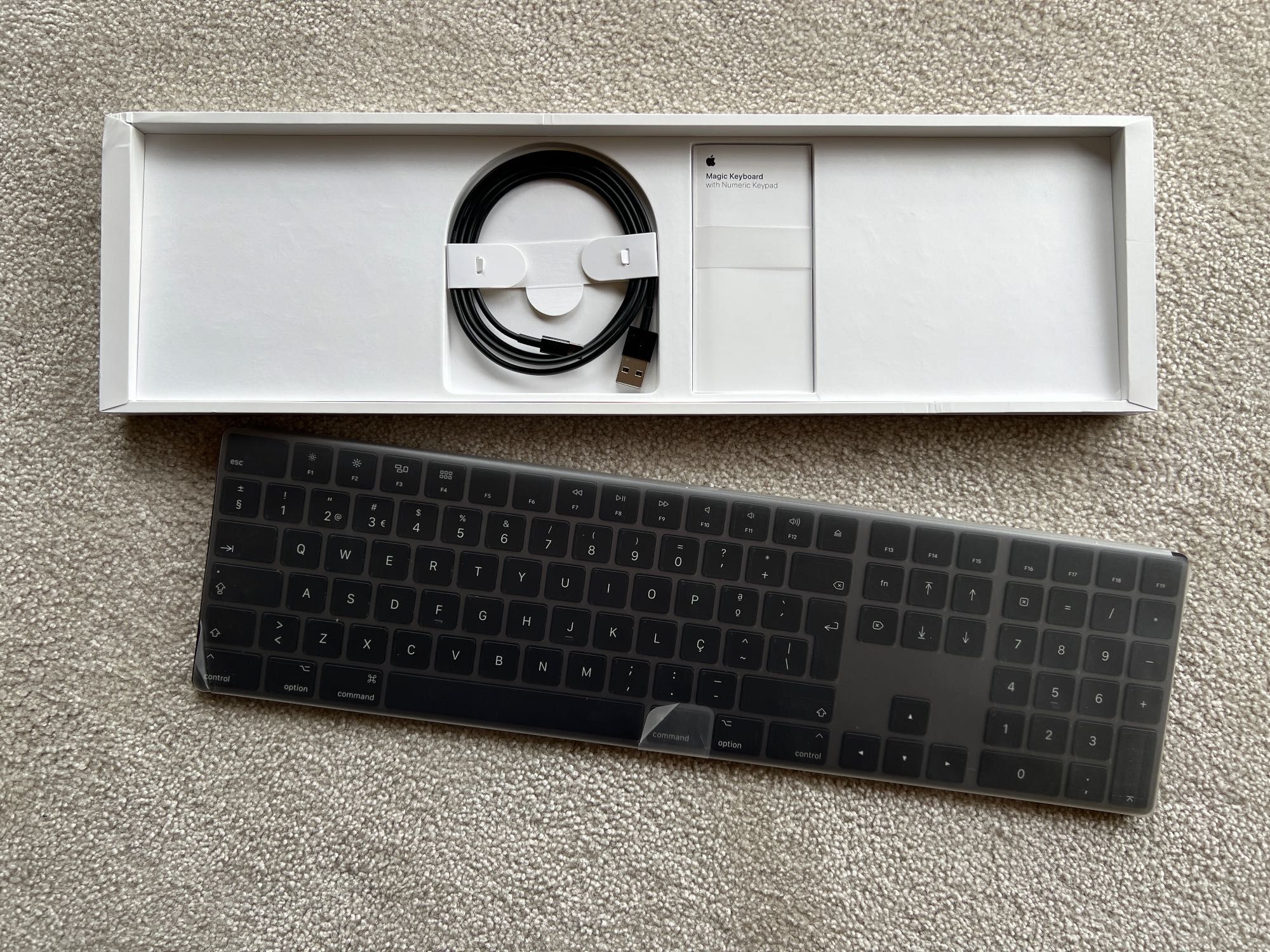 [Novo] Apple Magic Keyboard Preto com teclado numérico (Novo)