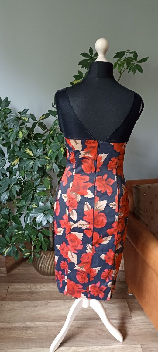 Elegancka sukienka w kwiaty z siateczką