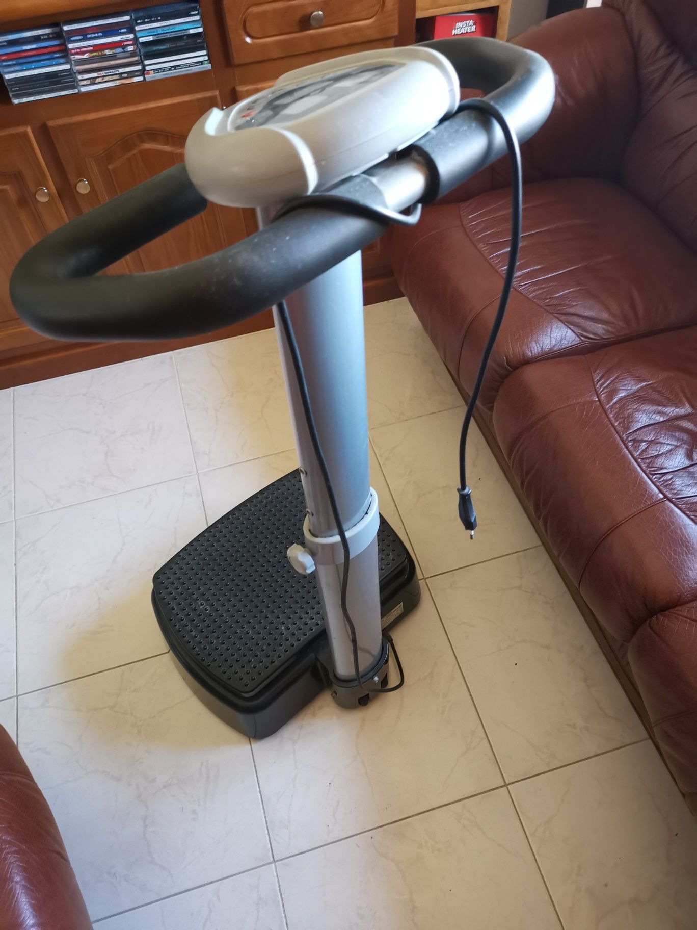 Sofás vintage com a máquina vibratória