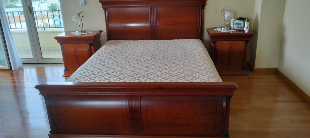 Cama casal com mesas de cabeceira