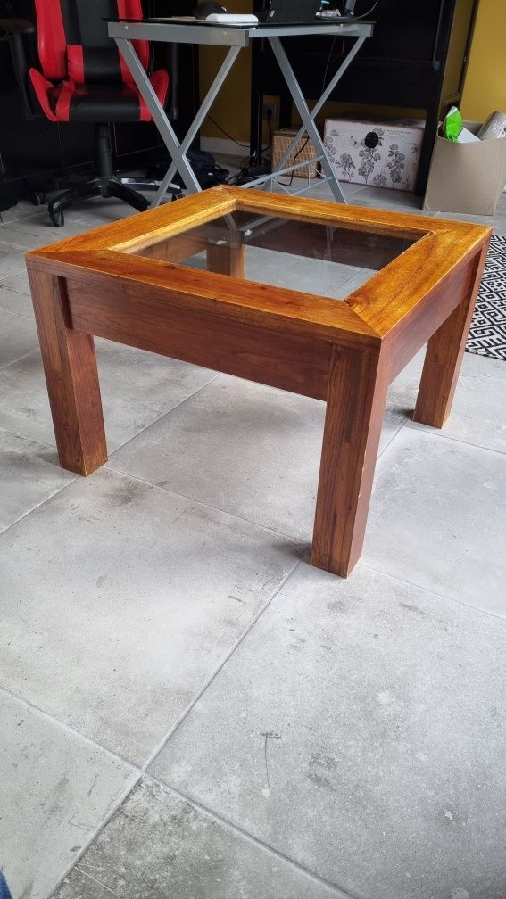 Mesa de café de madeira e vidro