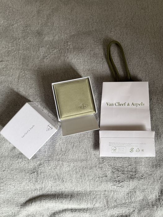 Брендові пакети та коробки