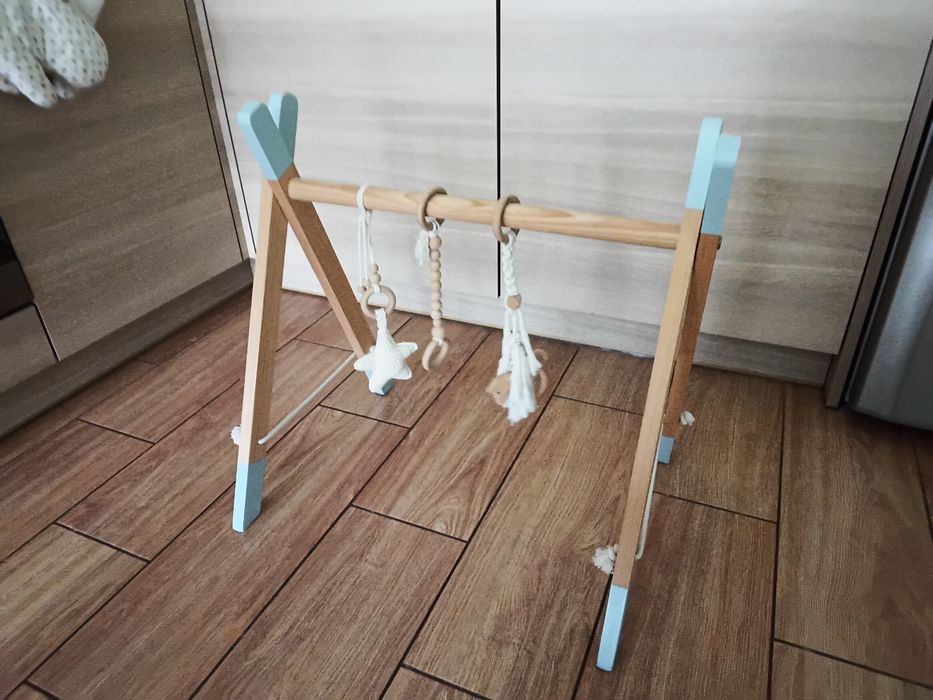 Drewniany stojak edukacyjny Baby Gym