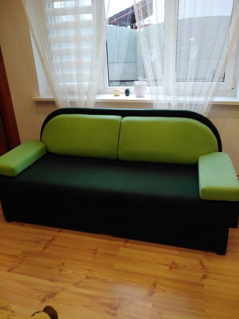 Zielona sofa z funkcją spania