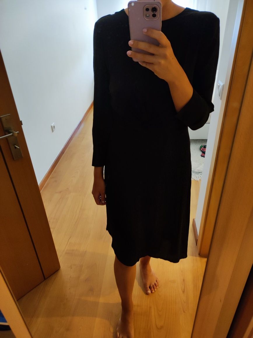 Vestido preto de cetim com padrão