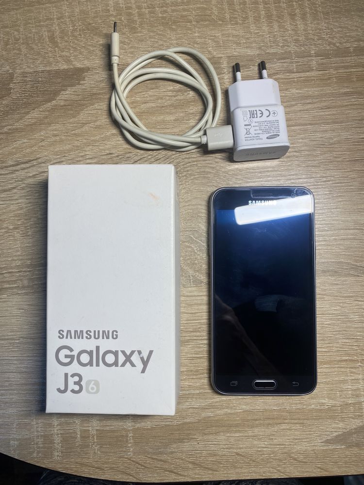 Смартфон Samsung Galaxy J3