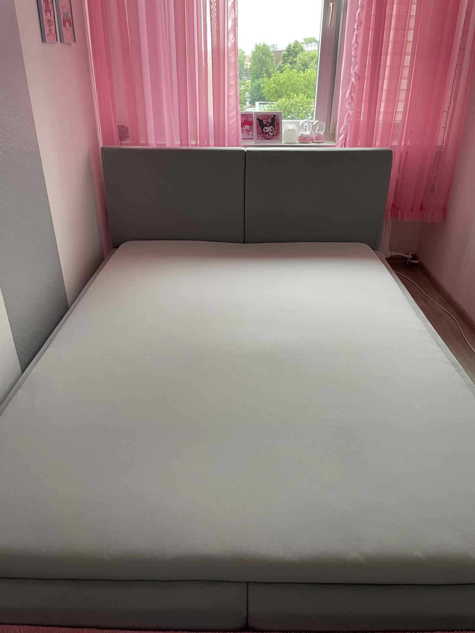 Sprzedam praktycznie nowe łóżko z pojemnikiem i materacem 140x200