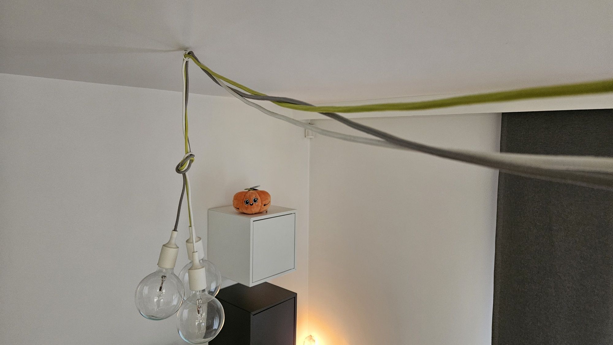 Lampa - Kolorowe kable w oplocie i żarówki