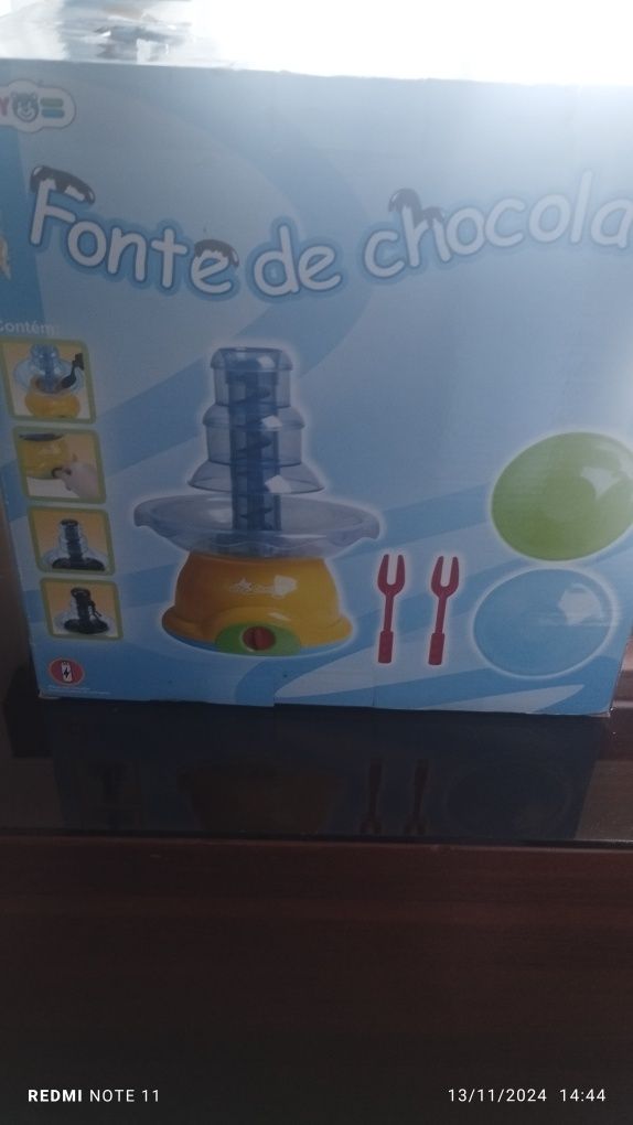 Máquina fonte de chocolate de criança