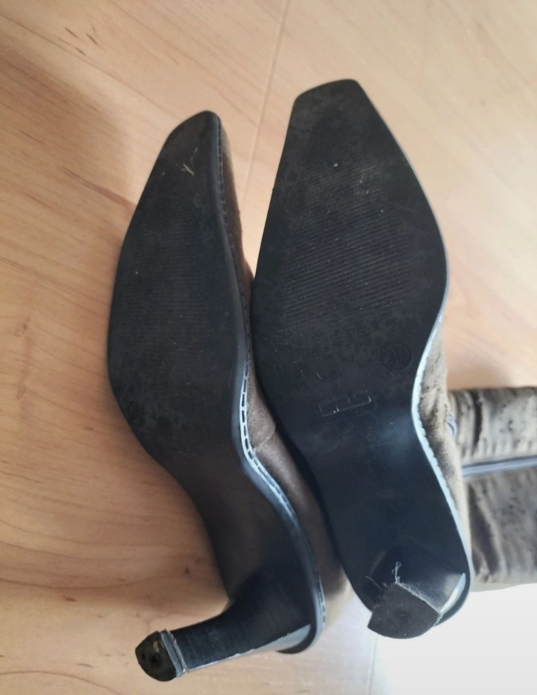Botas camursa castanhas cano alto