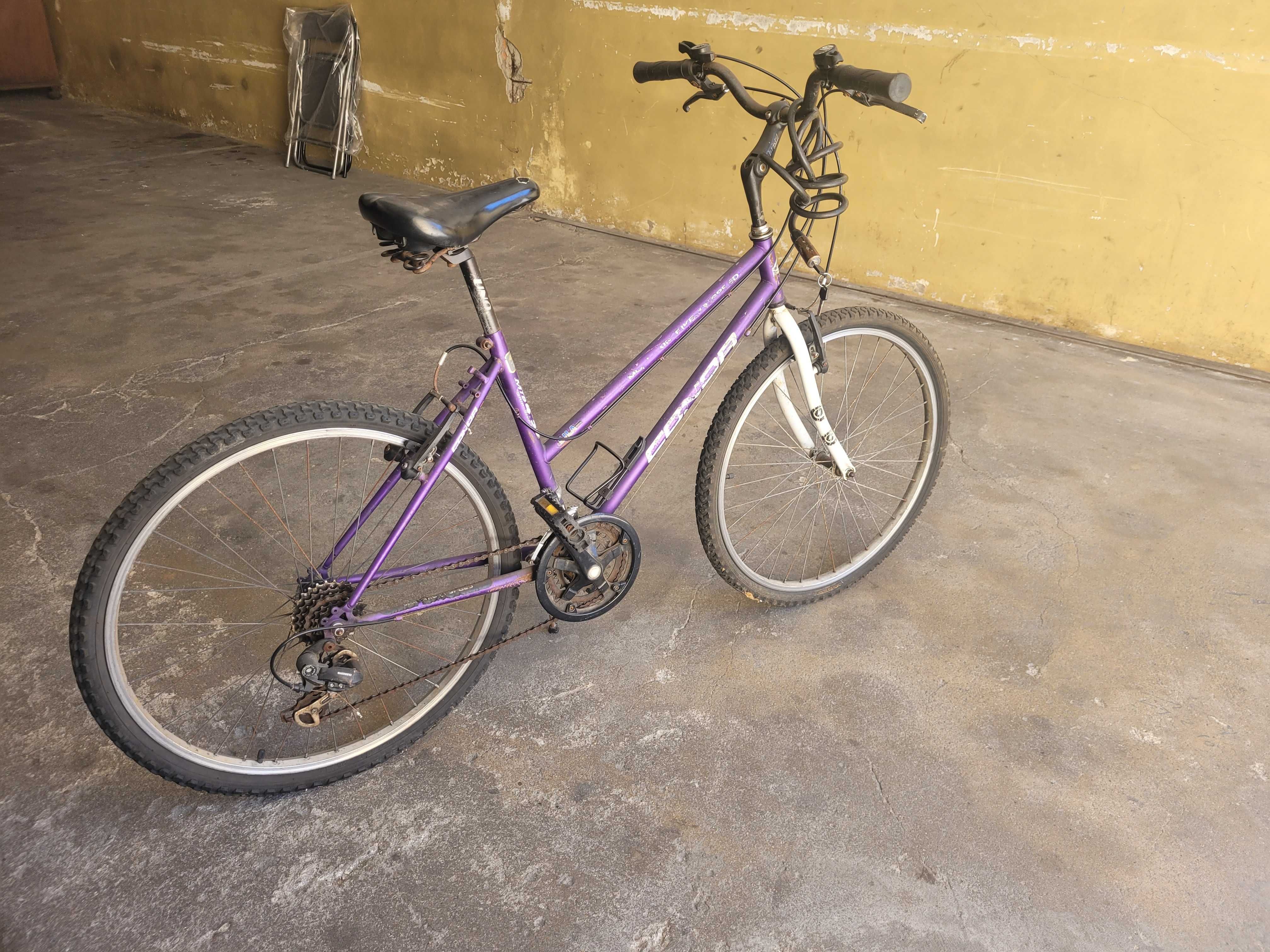 Bicleta, cadeado e capacete