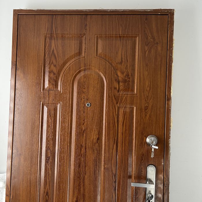 Drzwi wejsciowe zewnętrzne metalowe z kluczami i futryną