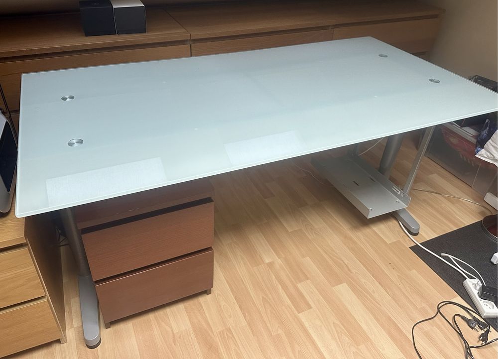 Biurko szklane IKEA galant + uchwyt do komputera