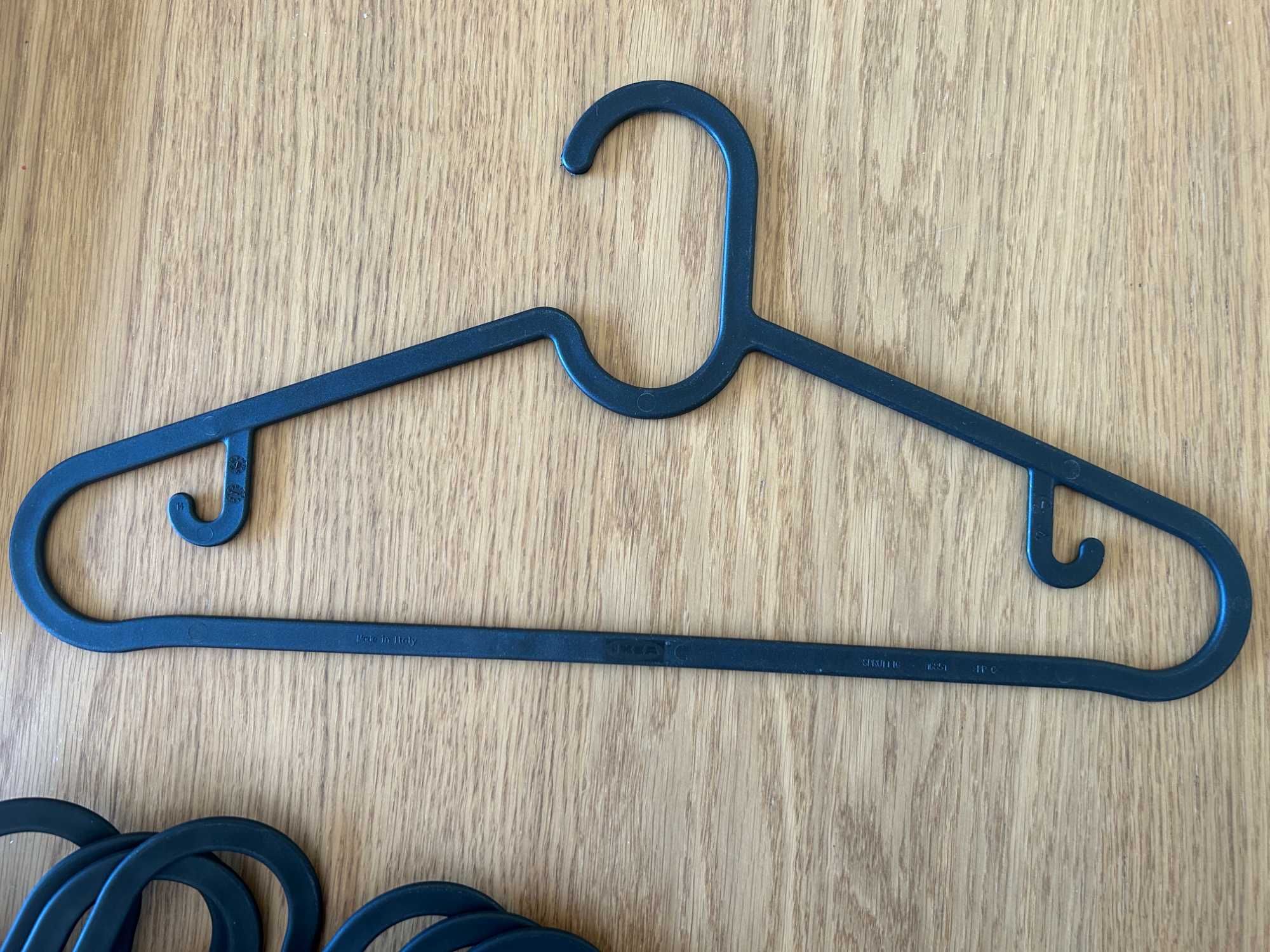 4 almofadas para cadeira, Cesto e cabides Ikea de bambu/plástico preto