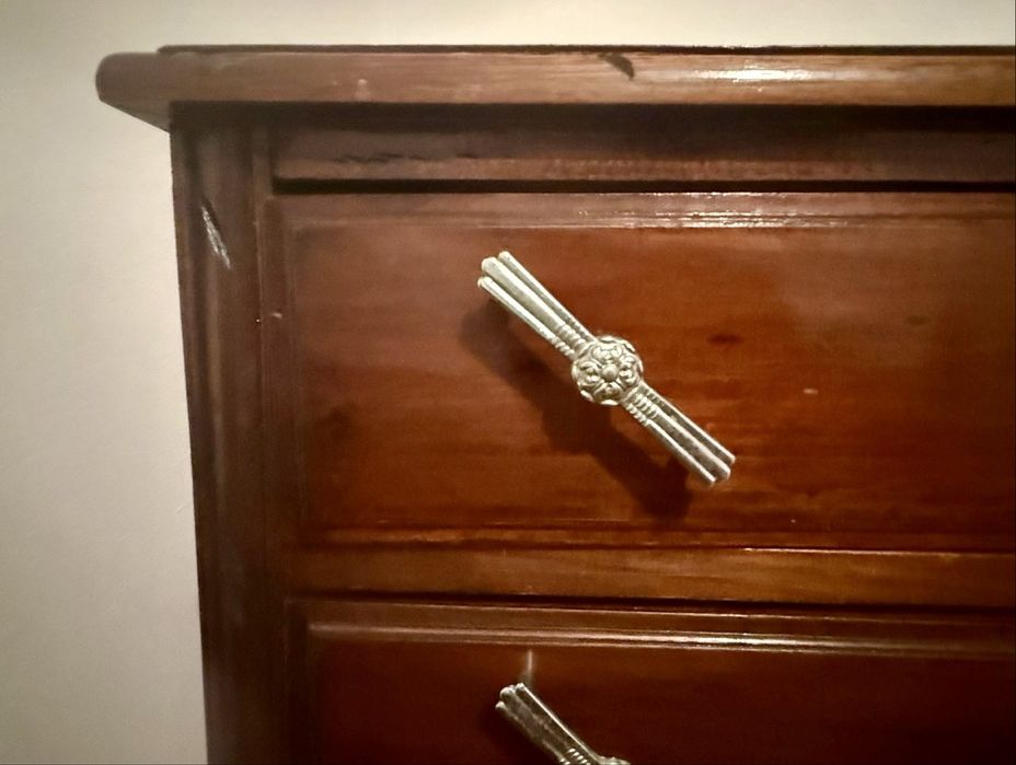 Cómoda de madeira antiga