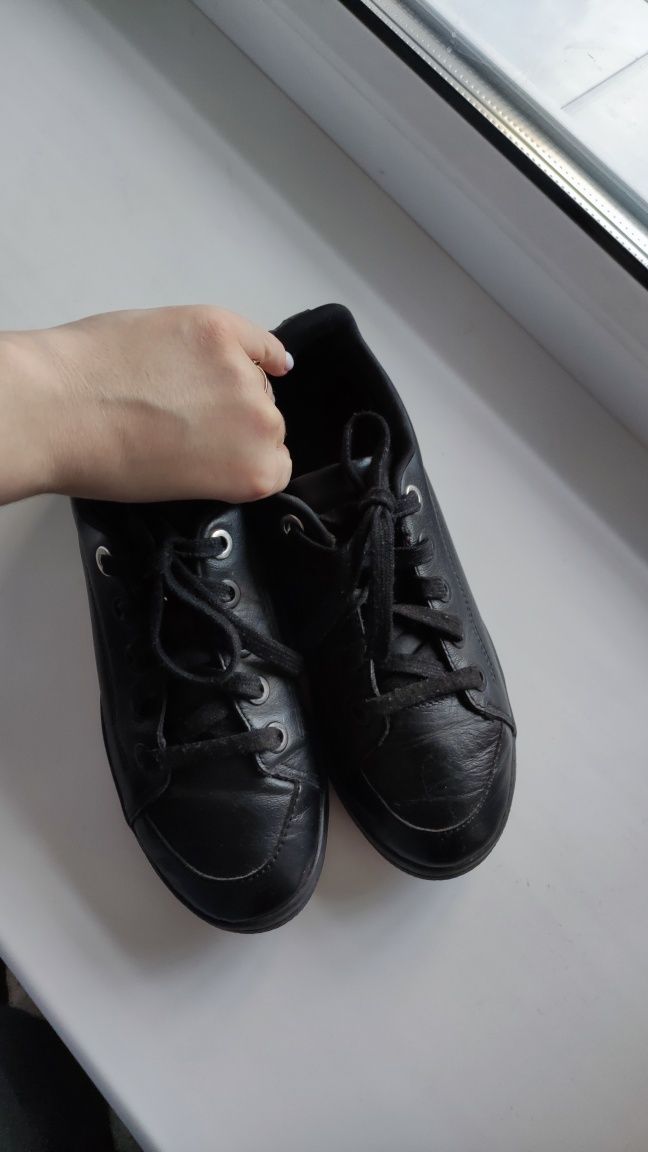 Adidas оригинал женские чёрные кожаные кроссовки 36 размер