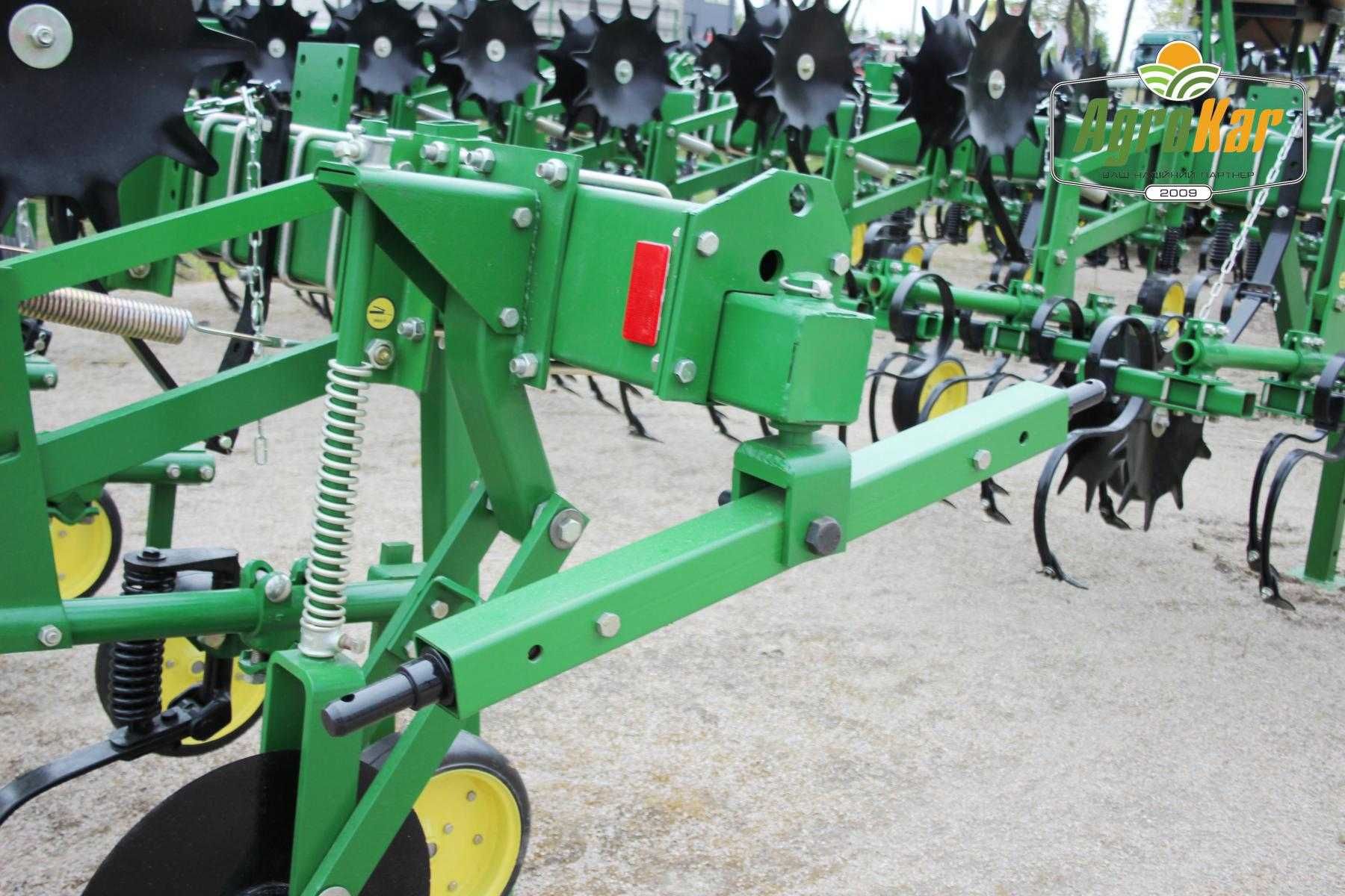 Просапний культиватор John Deere 825 (8 рядів)