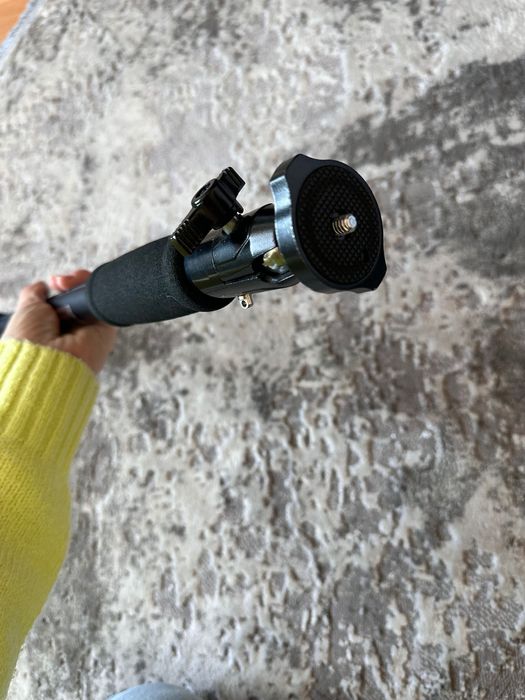 Монопод чорний .