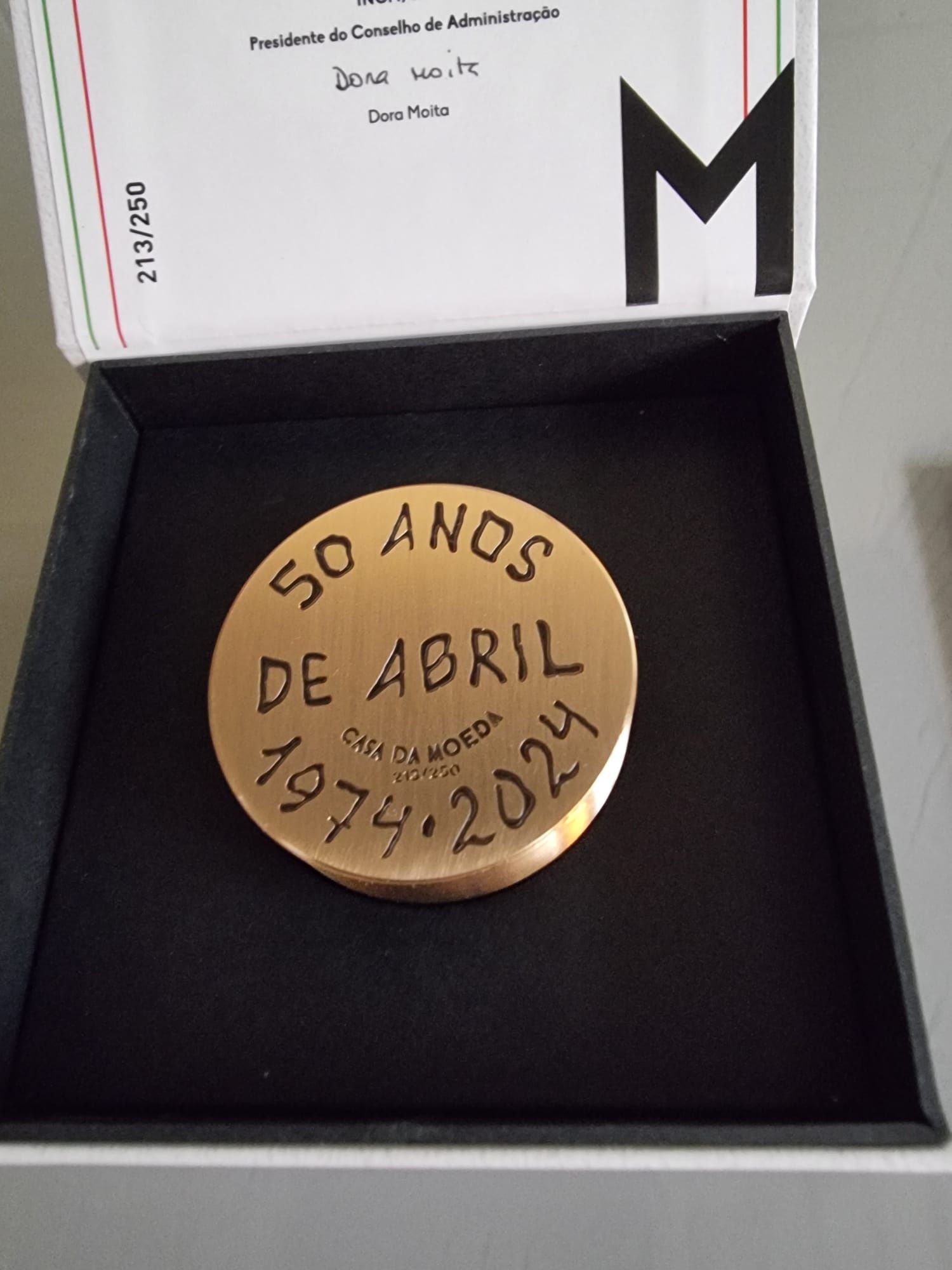 Medalha comemorativa dos 50 anos do 25 de Abril