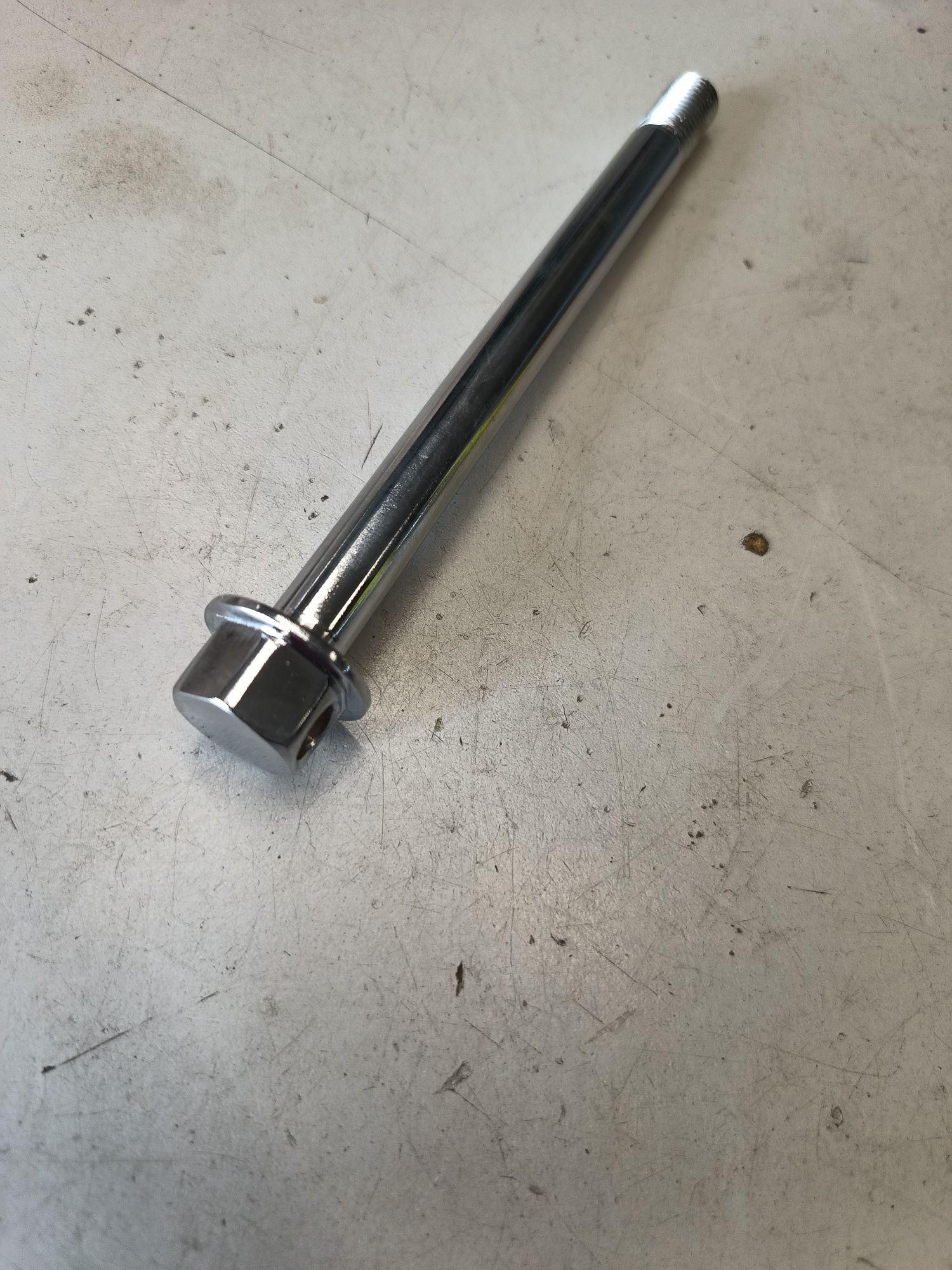 Simson S51 oś ośka śruba koła tył