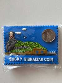 Magnes Gibraltar z monetą 5 pensów na 300-lecie