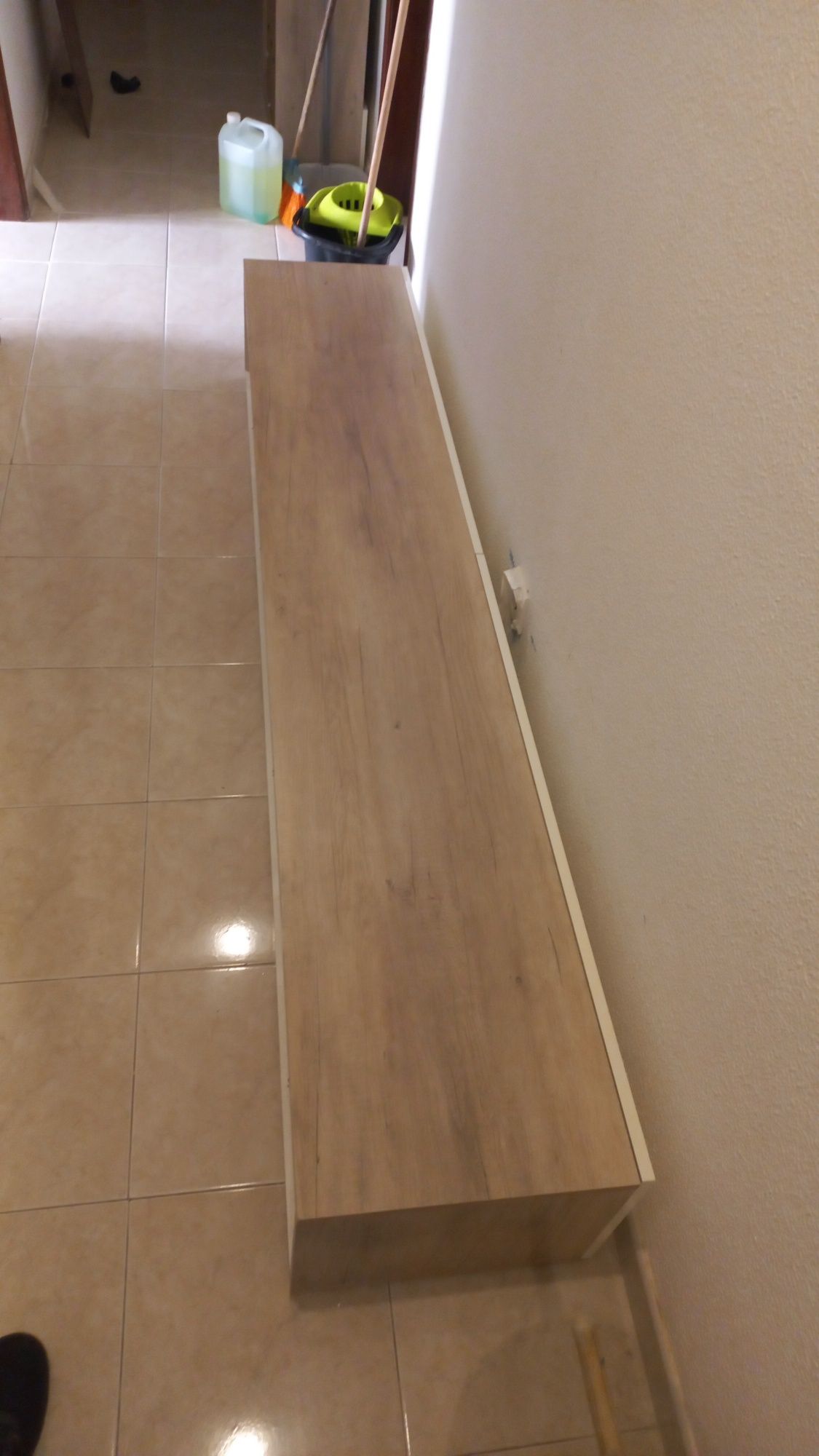 Movel de sala com armário e parteleira