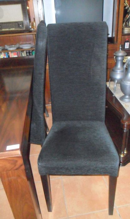 Mesa e cadeiras estofadas em preto