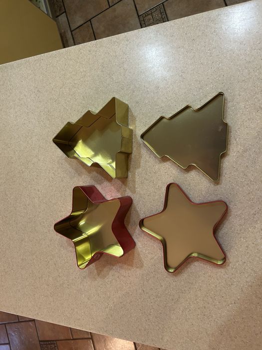 Рождественские жестяные коробки.