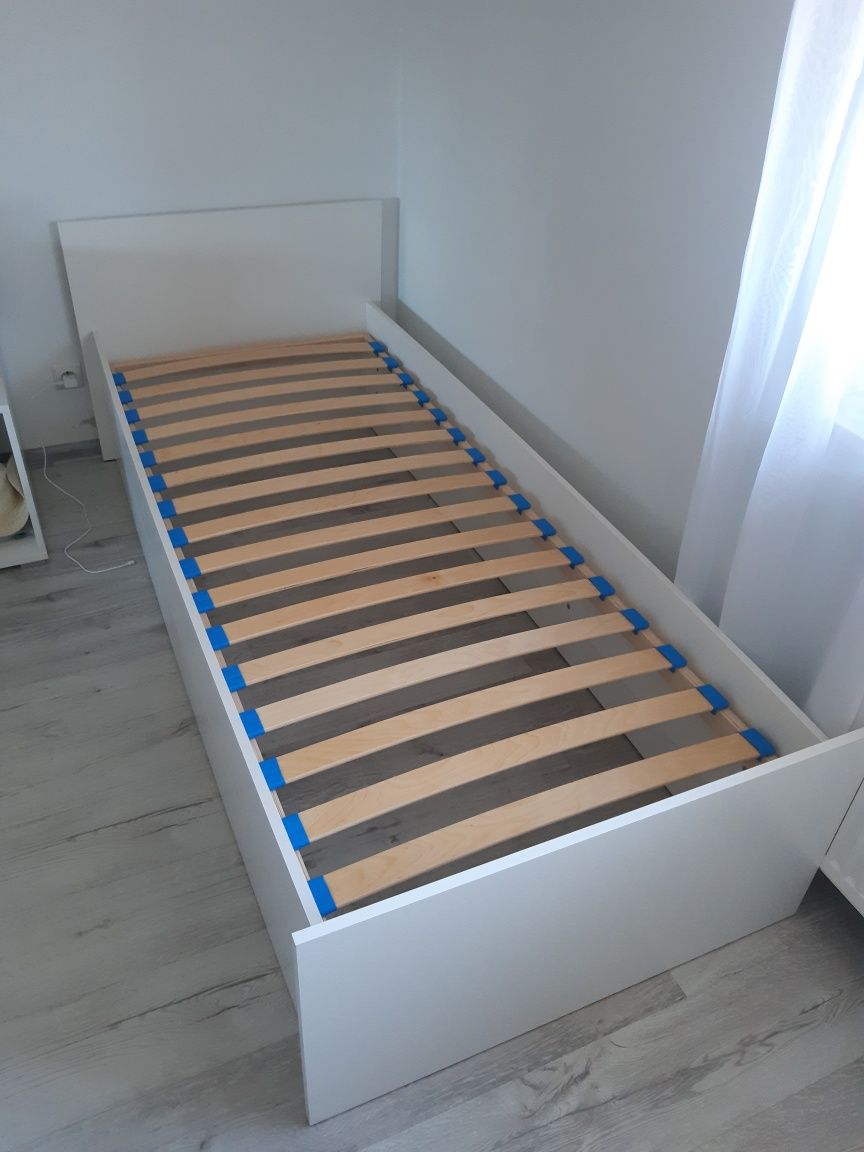 Białe nowoczesne łóżko
