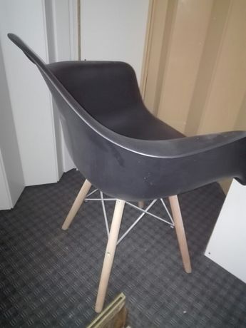 Cadeiras pvc com estrutura de madeira e ferro