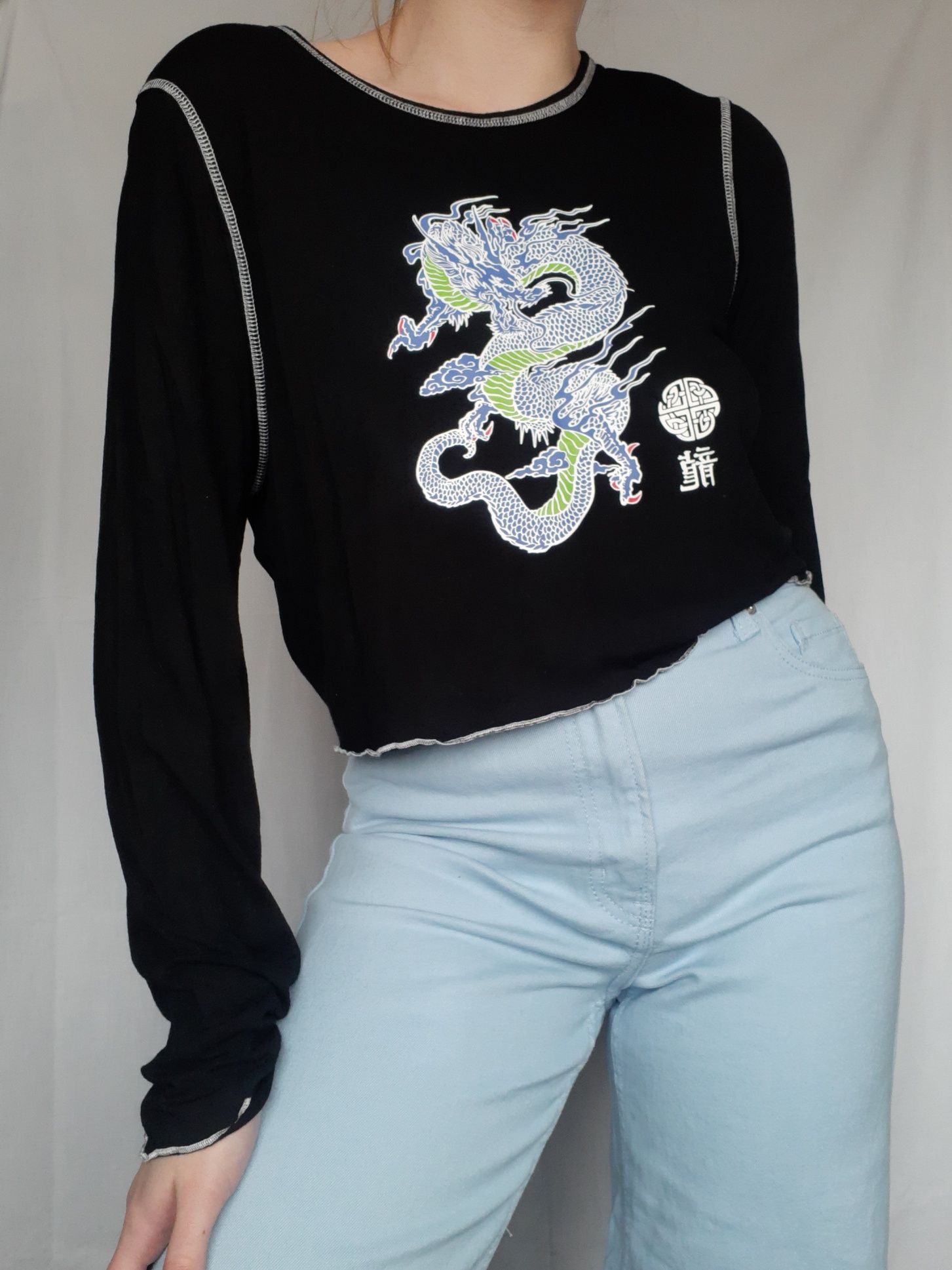 Czarna dzianinowa krótka bluzka na długi rękaw smok crop top XXL 44