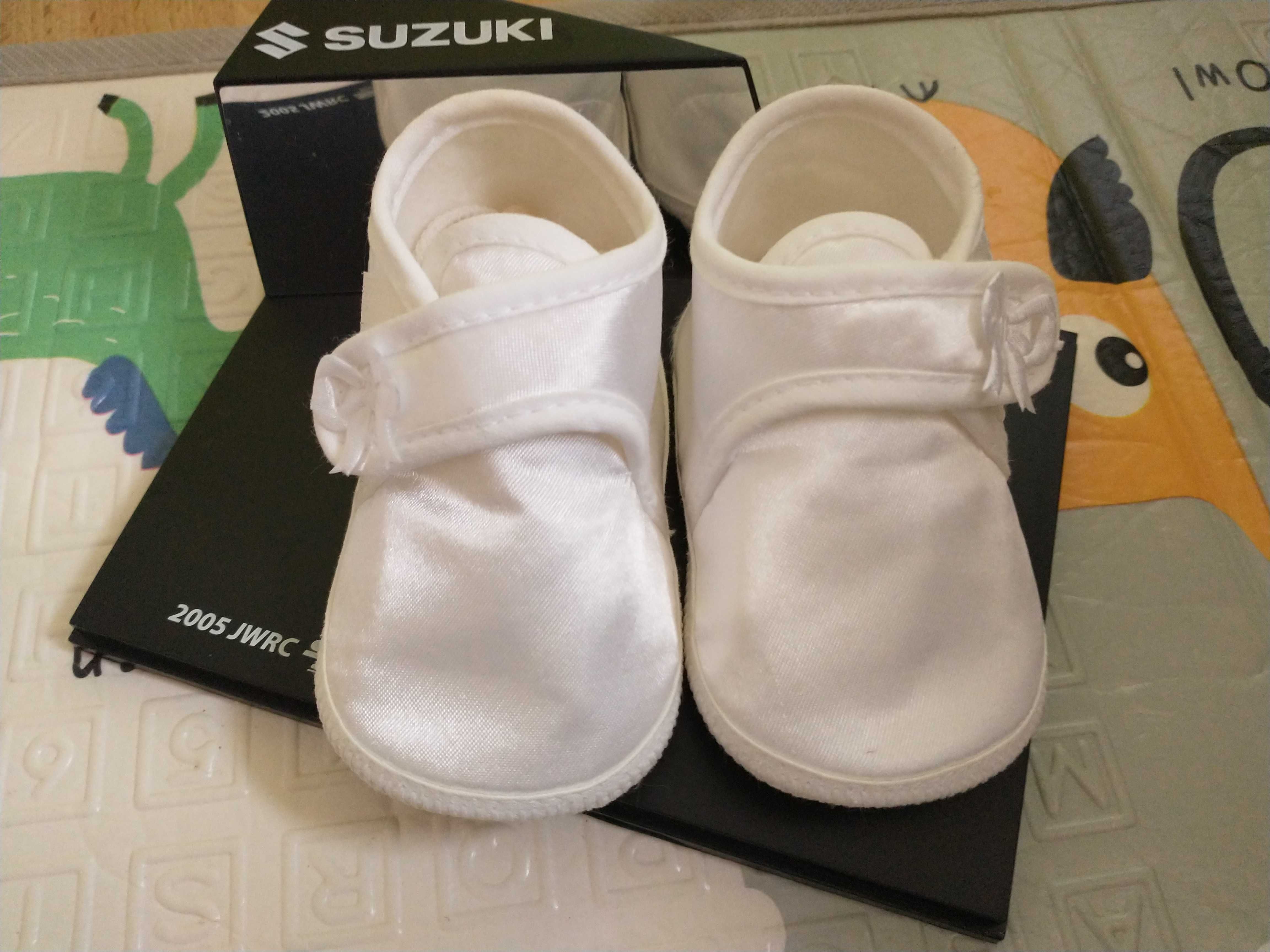 Białe niemowlęce buty do Chrztu