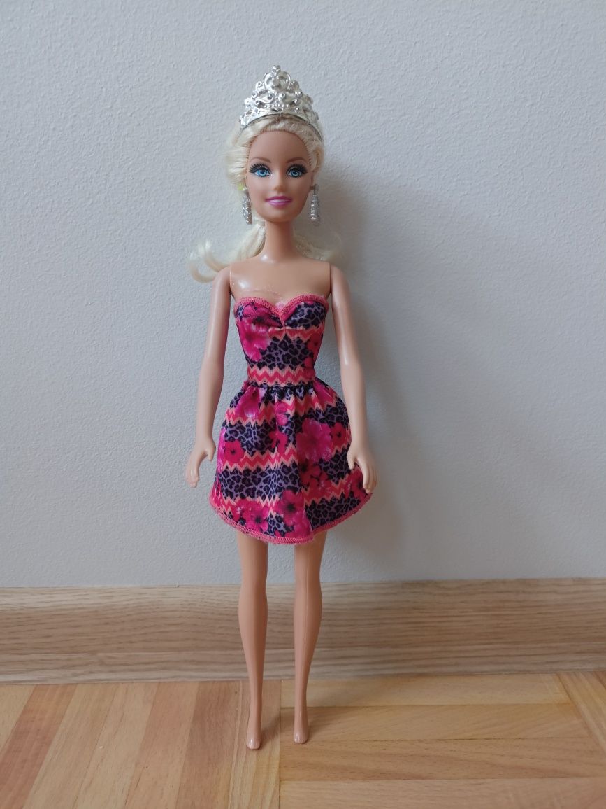 Lalka Barbie w koronie