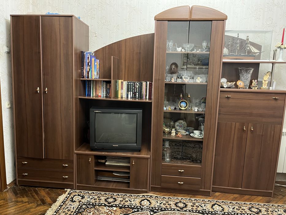 Продам стенку ( горка) в гостинную состояние 9/10