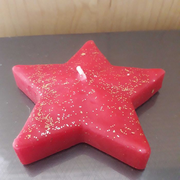 Świeczka. Czerwona gwiazda, z brokatem.