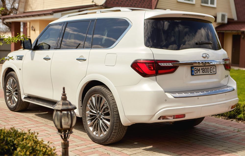 Автомобиль Infiniti QX80