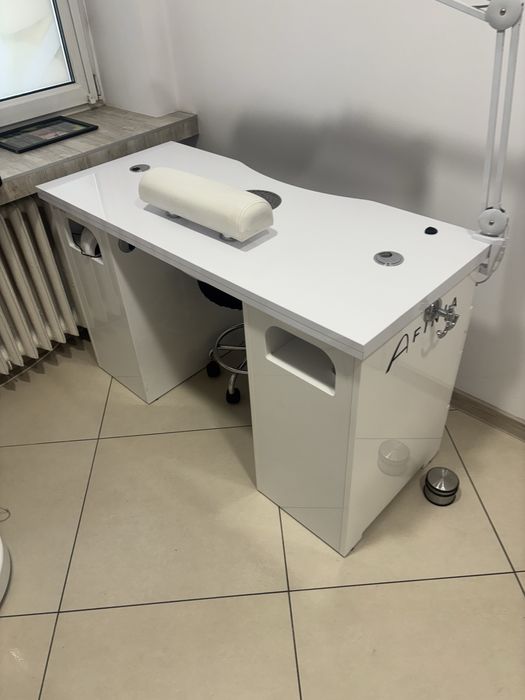 Biurko afinia do manicure z calym osprzetem i 130 hybrydami