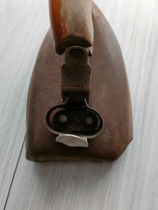 Zabytkowe żelazko stare