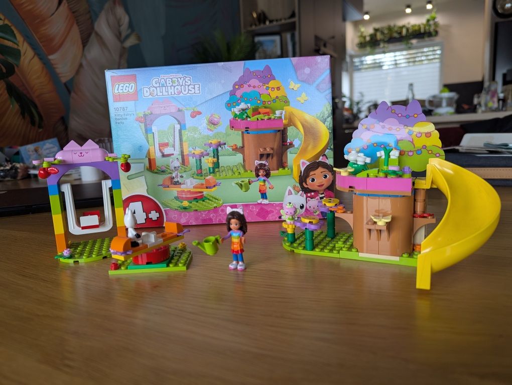 Lego 10787 Gabybby's House 
Przyjęcie w ogrodzie