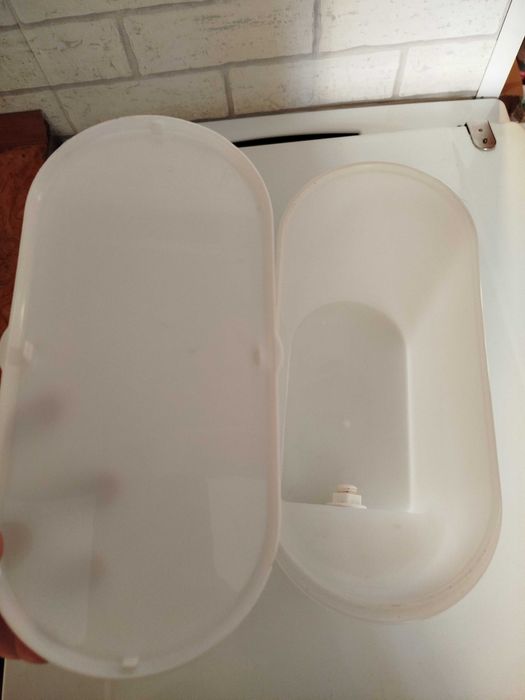 Dozownik do napojów z wieczkiem i kranikiem