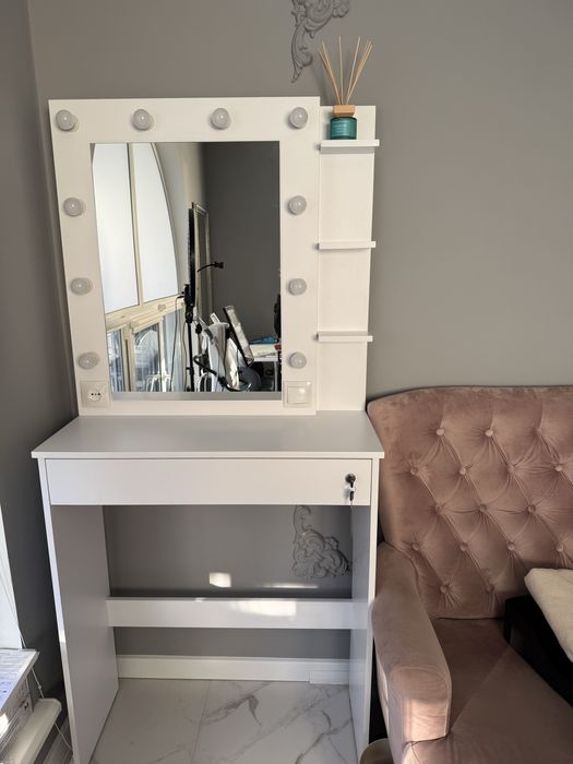 Столик для бровіста/візажиста