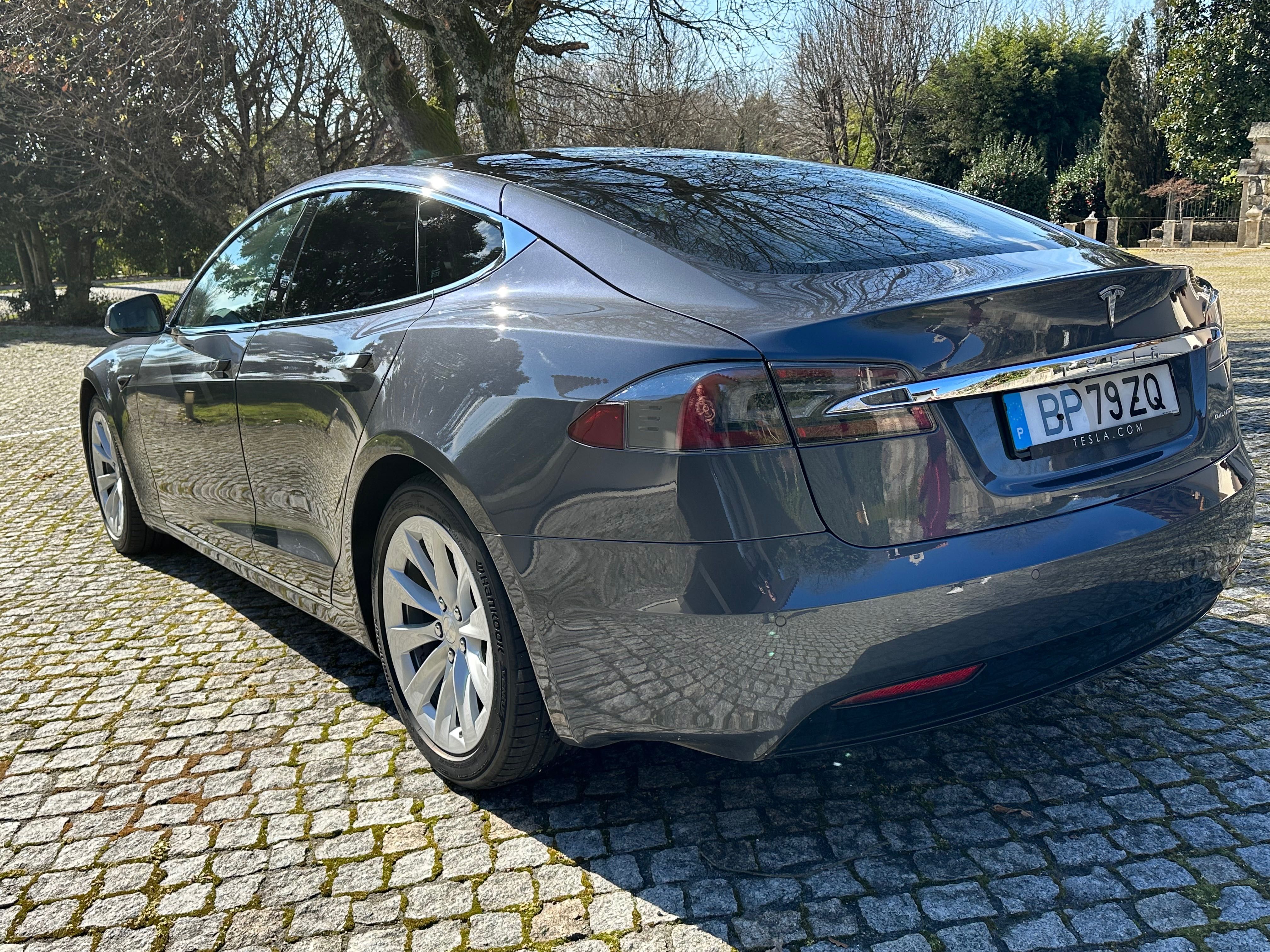 Tesla Model S Long Range com IVA dedutivel