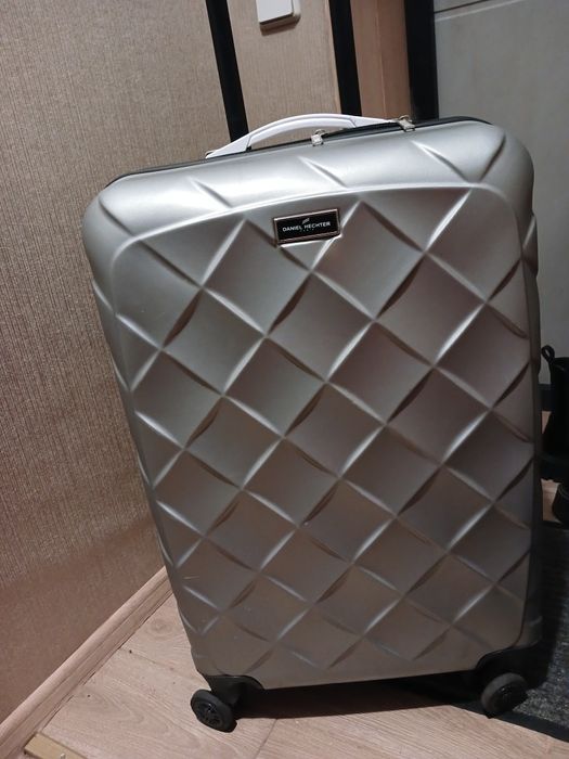 Велика валіза в ідеальному стані