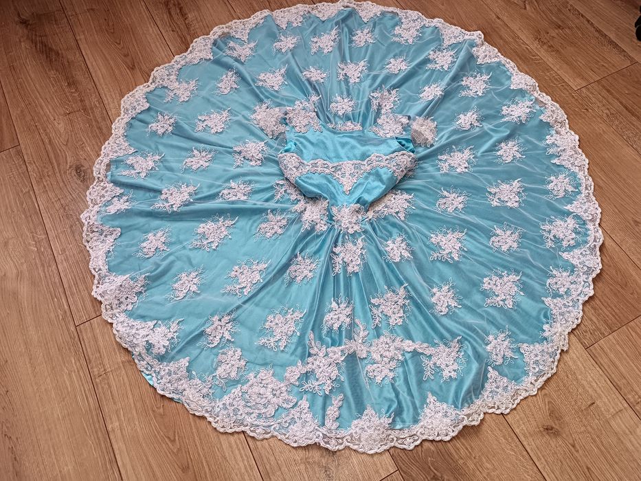 Сукня святкова для дівчинки. Блакитна на випуск з мережевому на випуск