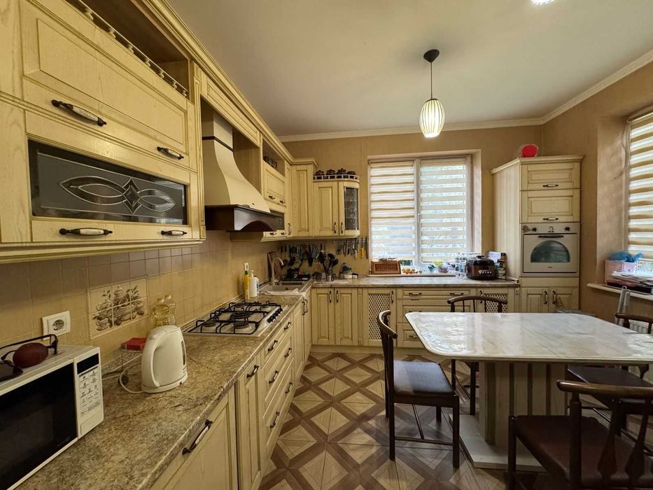 Затишний будинок 180 м² з каміном і садом у Басівці р-н Грант Резорту