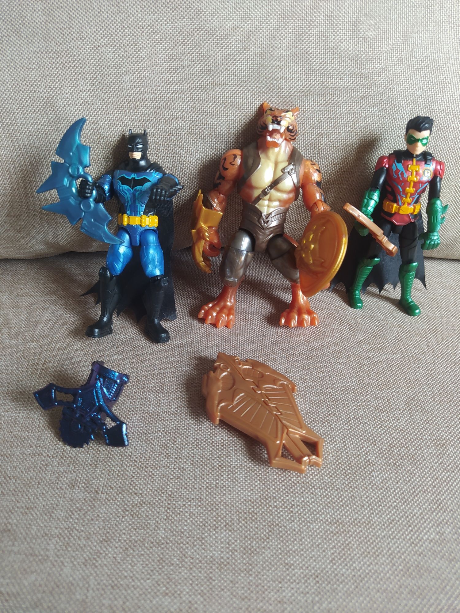 Batman zestaw 3 figurek Batman Robin i Bronze Tiger i akcesoria 10 cm