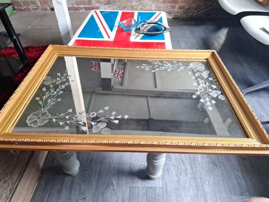 Espelho de parede grande com moldura dourada e padrão de flores