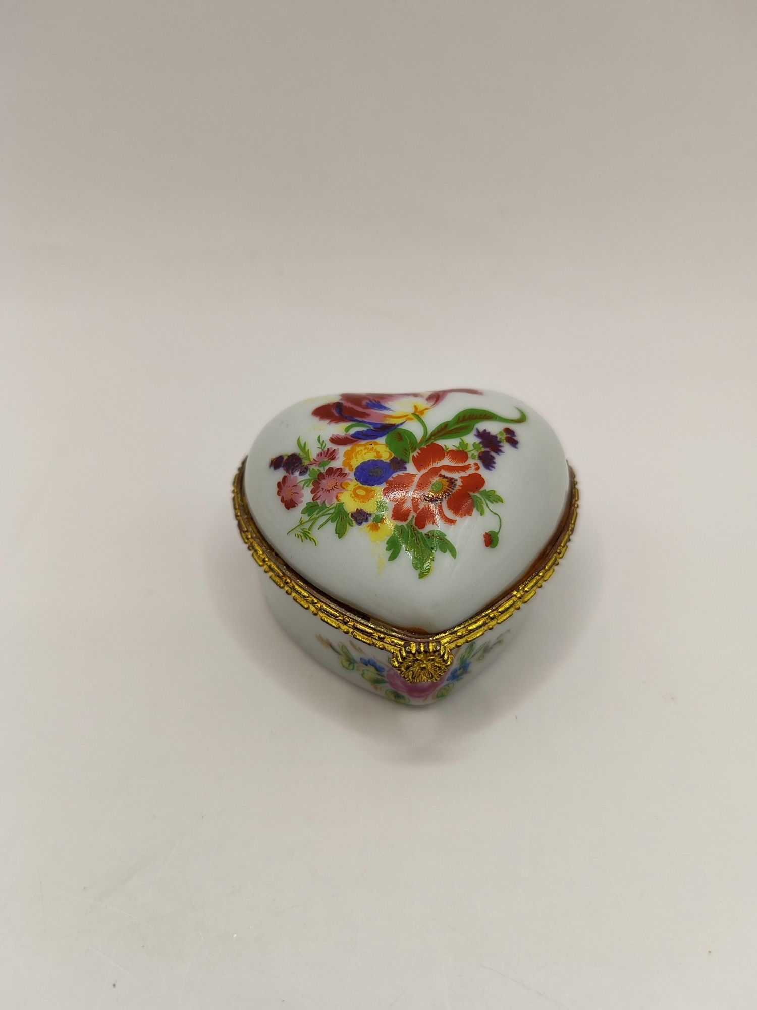Puzderko szklatułka porcelanowa na biżuterię kwiaty serce Vintage