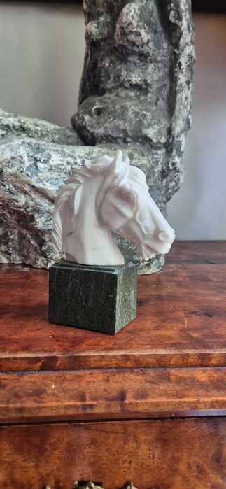 Aukcyjna Rzeźba popiersie konia z marmuru Michał Anioł Włochy antyk