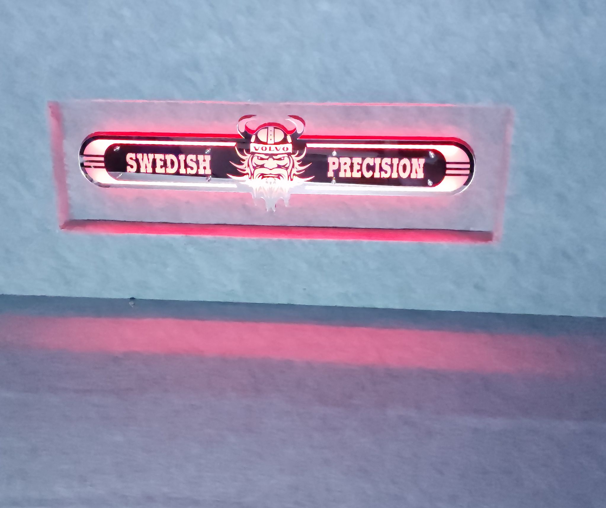 Volvo Lustro LED  na tylną ścianę, nad łóżko Swedish Precision V01-RED